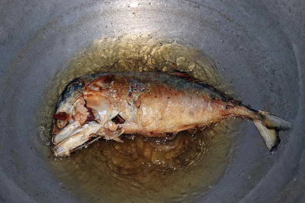 熱い沸騰油を鍋に魚の揚げサバ サバの塩漬け魚揚げ物 — ストック写真