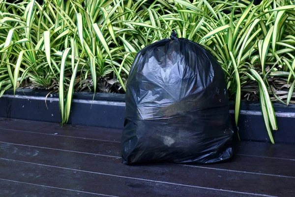 Saco Lixo Plástico Saco Lixo Plástico Preto Colocado Chão Madeira — Fotografia de Stock