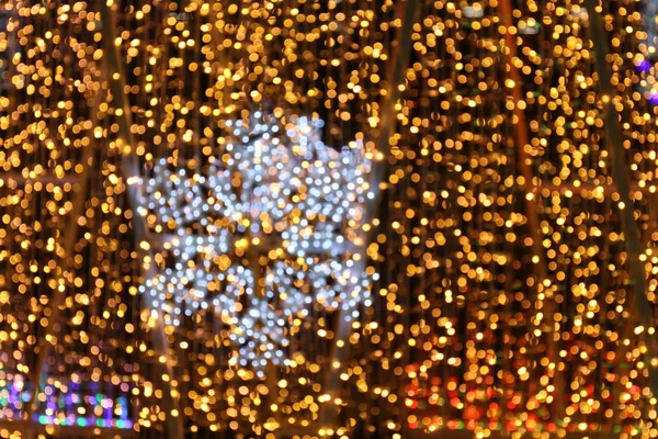 背景のボケ味と雪形金黄色のカラフルなメリー クリスマス 新年あけましておめでとうございますボケ照明輝き夜背景 キラキラ光 金の豪華な背景テクスチャ きらめく壁紙 — ストック写真