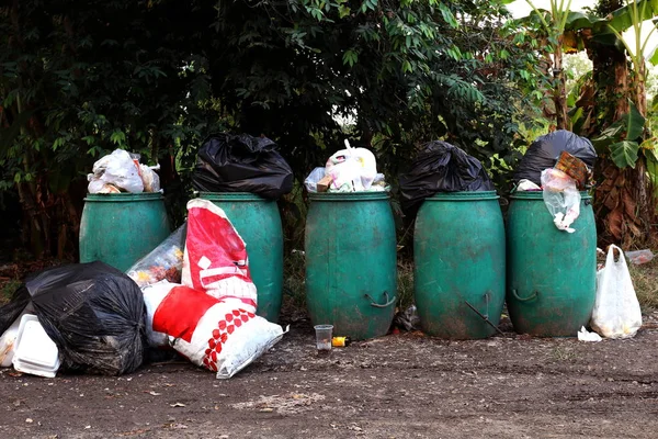 Přihrádka Bin Trash Mnoha Hromádka Pytle Odpadky Zem Koš Plastový — Stock fotografie