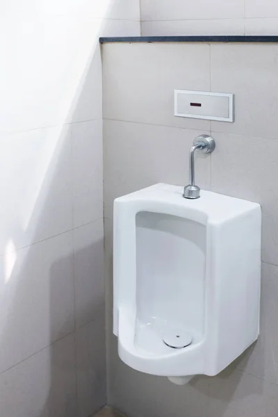 男性室外厕所的小便池 浴室公共的尿素白色陶瓷 特写白色小便池 — 图库照片