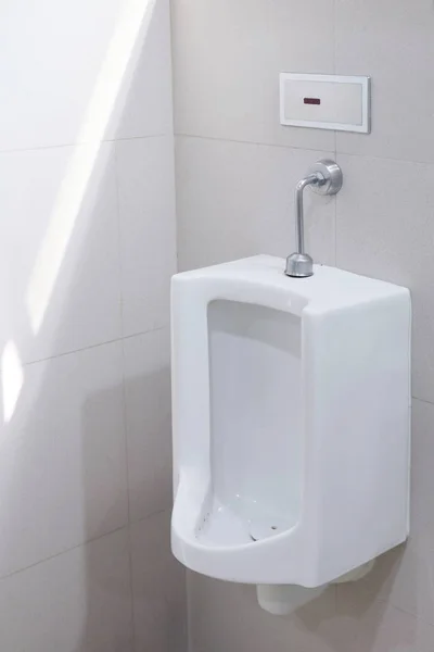 Urinoirs Voor Mannen Buiten Toilet Urinoirs Wit Keramiek Badkamer Publiek — Stockfoto
