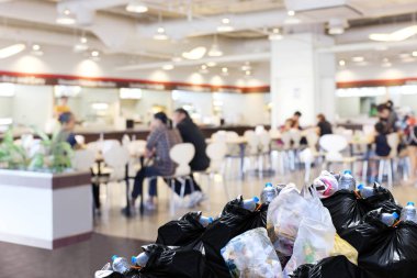 plastik çöp çanta siyah depo gözü tam çok yığın önemsiz açık kantin gıda mahkeme mall alışveriş arka plan, kirliliği çöp kutusu yığın dökümü çöp atık, atık