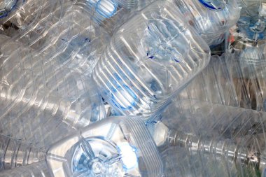 Plastik şişe açık arka plan (seçici odak)