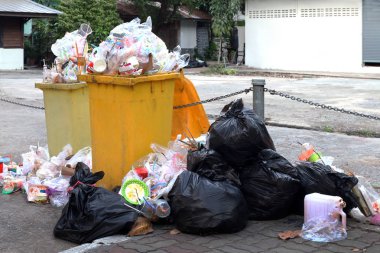 Çöp plastik siyah ve çöp torbası yığını atık birçok patika üzerinde kirliliği çöp kutusu, plastik atık ve çanta tepsi çöp yolda yürürken arka plan insanlar çoğu yerde, atık plastik köpük