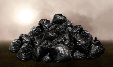 Atık torbaları plastik yığın, dağ atık çöp torbaları plastik birçok tepe, kirliliği atık çöp, bir sisli karanlık bulutlu sahne konularda çevresel zararın kirliliğinin arka plan siyah
