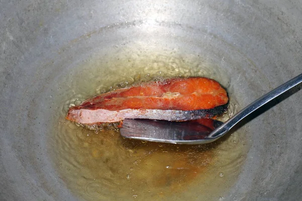 Kızarmış balık parçaları sıcak yağı tavada, kızarmış balık için diyet, Balık pişirme Pan yağda kızartılmış bölümü dilim gıda protein kesme sağlık diyet.
