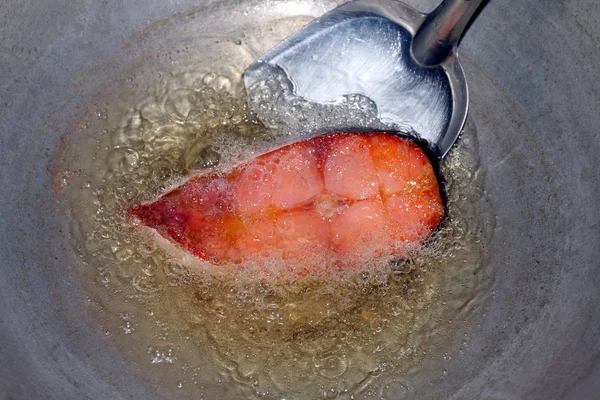 Trozos Pescado Frito Sartén Aceite Caliente Pescado Frito Para Dieta — Foto de Stock