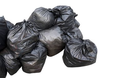 Beyaz arka plan üzerinde izole atık, siyah çöp torbaları plastik yığın yığını