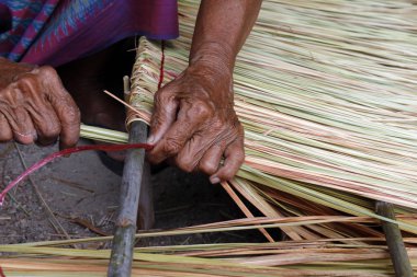 resim masası vetiver kulübe çatı, paneli vetiver kulübe çatı, saman çatı kulübe için el sanatları için yapmak gösterir