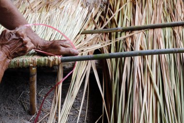 resim masası vetiver kulübe çatı, paneli vetiver kulübe çatı, saman çatı kulübe için el sanatları için yapmak gösterir