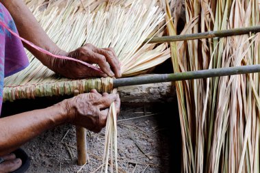 resim masası vetiver kulübe çatı, paneli vetiver kulübe çatı, saman çatı kulübe için el sanatları için yapmak gösterir