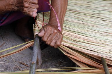 resim masası vetiver kulübe çatı, paneli vetiver kulübe çatı, saman çatı kulübe için el sanatları için yapmak gösterir