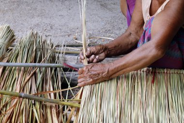 resim masası vetiver kulübe çatı, paneli vetiver kulübe çatı, saman çatı kulübe için el sanatları için yapmak gösterir