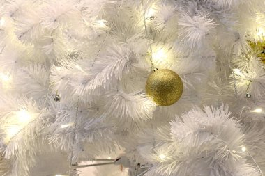 Beyaz Noel ağaç arka plan dekorasyon (seçici odak altın top)