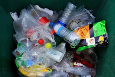 İlk depo gözü, çöp atık plastik torba ve şişe birçok çöp yığını görüntülemek, plastik çok atık
