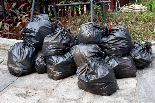 Odpadní Plastové Velké Hromady Odpadků Černé Tašky Zásobníku Podlaze Pozemní — Stock fotografie