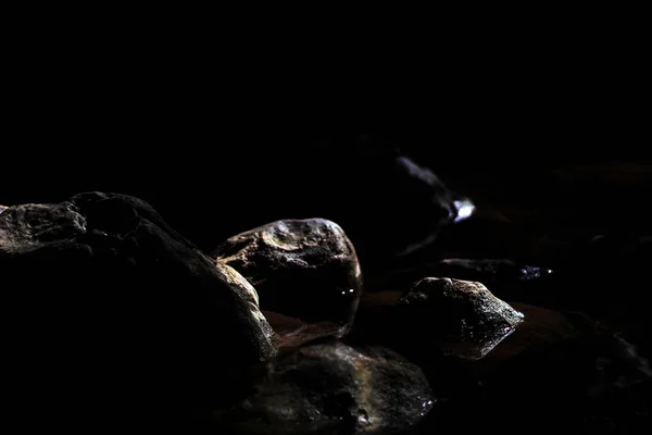 Akış Koyu Siyah Arka Plan Seçici Odak Kayalarda — Stok fotoğraf