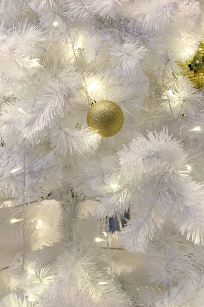 Beyaz Noel ağaç arka plan dekorasyon (seçici odak altın top)