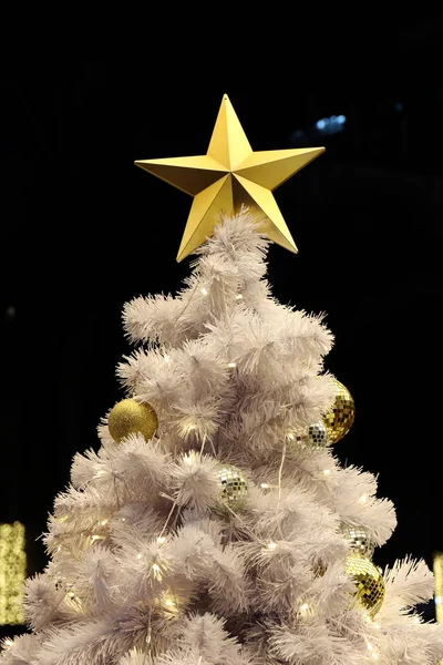 Golden Star Bola Decoração Árvore Natal Branco Fundo Noite Foco — Fotografia de Stock