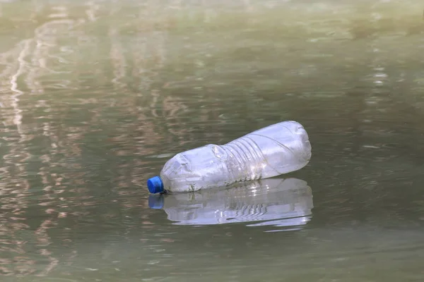 Отходы Пластмассовых Бутылок Поверхности Воды Грязная Гнилая Вода Отходы Бутылок — стоковое фото