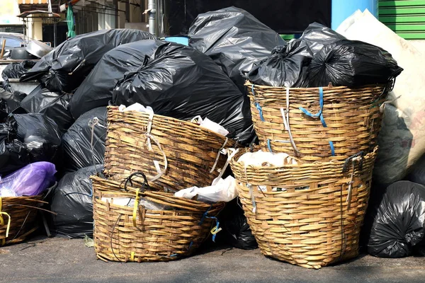 Hulladék Műanyag Szemetet Kosár Halom Bambusz Rattan Kosarak Szemeteszsákok Padlón — Stock Fotó