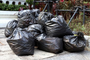 Çöp siyah Torbalar plastik yığını zemin zemin genel Park, birçok dökümü siyah çöp plastik torbalar yığın yığını çok atık