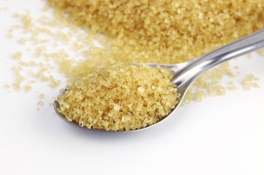 Şeker, şeker kamışı Paslanmaz Çelik kaşık ve toz şeker sarı arka plan üzerinde şeker, şeker ve kaşık