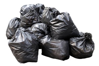 Atık, plastik yığın yığını üzerinde izole beyaz arka plan, siyah çanta yığın çöp yığını çok siyah çöp torbaları