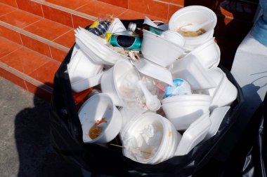 Atık köpük tepsi ve plastik, atık çöp köpük yemek tepsisi beyaz birçok siyah poşet üzerinde kazık kirli, Bin, çöp, geri dönüşüm