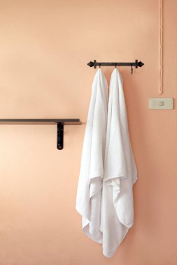 havlu, havlu (seçici odak turuncu bir duvarda asılı.)