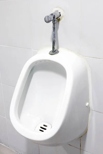 便器の白 男子トイレで白い便器 トイレの部屋の男性を白いセラミック便器間近します — ストック写真