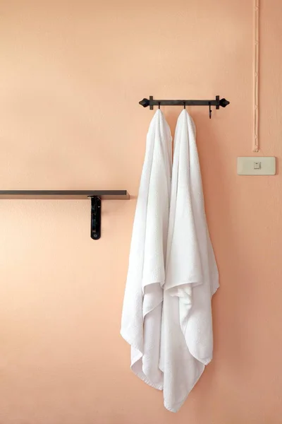 Handtuch Ein Handtuch Hängt Einer Orangefarbenen Wand Selektiver Fokus — Stockfoto