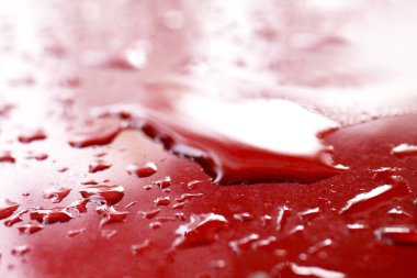 su damlacıkları kırmızı otomobilin yüzey hood, su damlası kırmızı doku, su üzerinde ıslak ıslak yakın çekim (seçici odak indir)