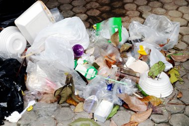 kat, çöp plastik atık cam ve payet, plastik torba atık, çöp köpük tepsi gıdalar ve kuru yapraklar üzerinde plastik çöp yığını