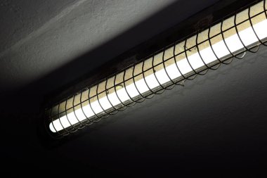 tavan, floresan lambalar karanlık, neon ışığı, Floresan ampul elektrik enerji olarak eski floresan lambalar