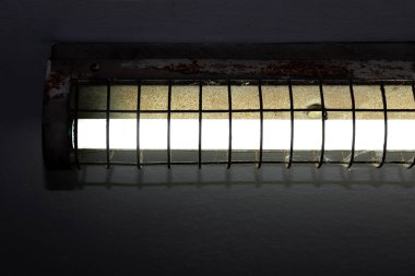 tavan, floresan lambalar karanlık, neon ışığı, Floresan ampul elektrik enerji olarak eski floresan lambalar