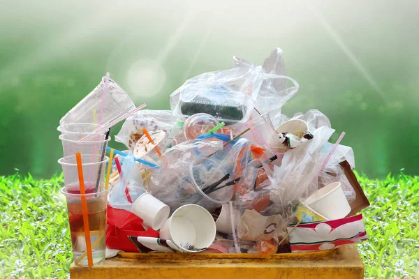 Σκουπίδια Χωματερή Πλαστική Τράπουλα Αποβλήτων Των Απορριμμάτων Πλαστικών Αποβλήτων Μπουκάλι — Φωτογραφία Αρχείου
