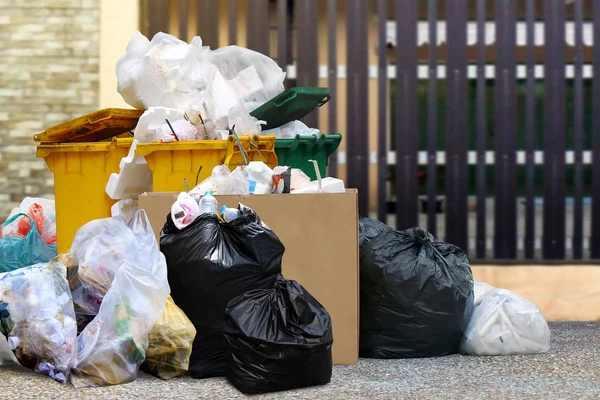 Viel Mülleimer Recycling Und Müll Plastiktüten Zaun Hause Viele Mülltüten — Stockfoto