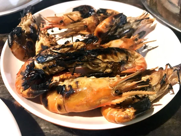 grilled shrimp in plate, grill shrimp is seafood, prawns grilled