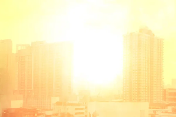 城市景观模糊 污染城市阳光软背景 建筑与城市景观城市大气污染与阳光软背景 — 图库照片