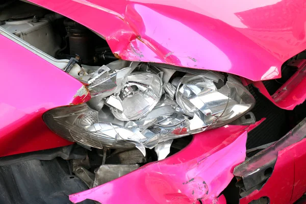 Pink Car Accident Damaged Headlights Front Broken Headlights Car Crash — Stock Photo, Image