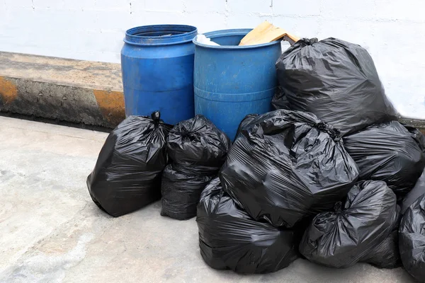 Çöp Yığını Çok Döküm Pek Çok Plastik Torba Siyah Geçit — Stok fotoğraf