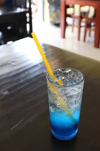 Cam Soğuk Buz Mavi Limon Suyu Içecek Taze Için Masada — Stok fotoğraf