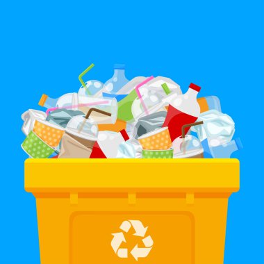 Sarı çöp kutusu dolu ve plastik atık mavi kare arkaplan, çöp kutusunda plastik atık, geri dönüşüm için ayrılan plastik atık çevresel koruma, kirlilik çöpü