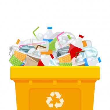 Sarı çöp kutusu dolu ve plastik atık izole edilmiş beyaz kare arka plan, çöp kutusunda plastik atık, geri dönüşüm için ayrılan plastik atık çevresel koruma, kirlilik çöpü