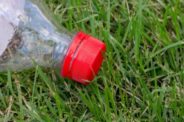 Çimenlerdeki çöp şişeleri, plastik temiz çöpler yakın plan çöpler, çimenlikteki çöp kutuları ve fotokopi alanı, plastik meşrubat şişesi atıkları.