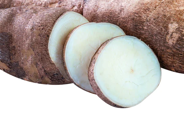 木薯块茎和切片 在白色的 堆放木薯木薯木薯树根在顶部看 木薯根用于面粉产品 木薯淀粉工业原材料 块茎木薯或木薯根 根状茎木薯 — 图库照片