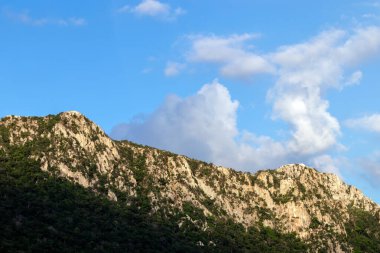 Büyük tepe, dağlar ve gökyüzü manzarası, manzara dağı, arka plan için büyük dağ tepesi