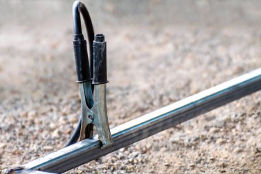 İşyerinde kaynak yapmak için pense aracı, kaynak anahtarı aracı, inşaat ve metal iş konsepti, kopyalama alanı